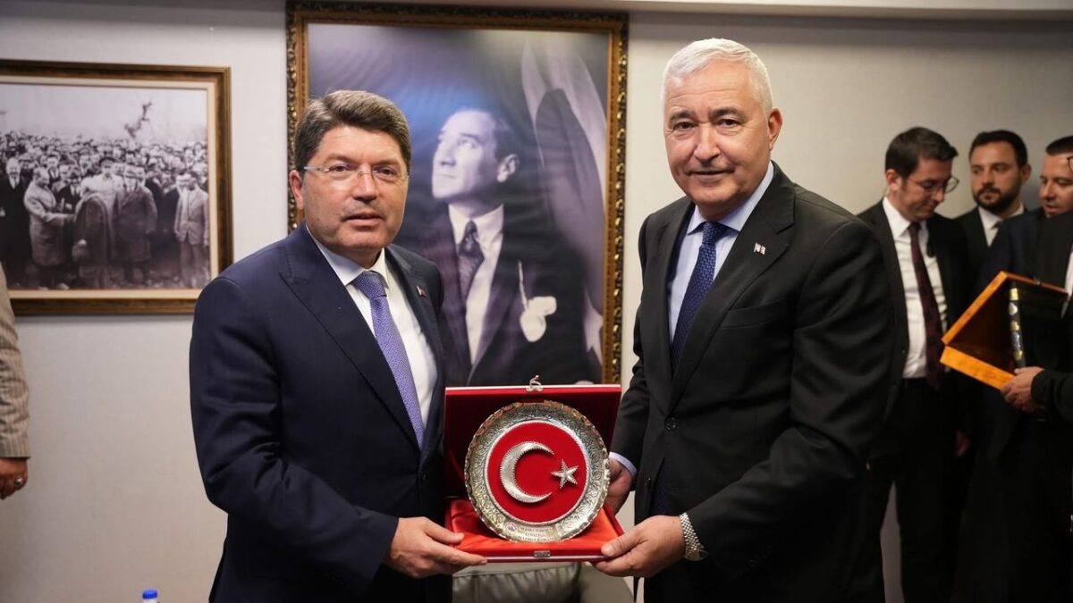 Bakan Tunç’tan CHP’li başkana sürpriz ziyaret!