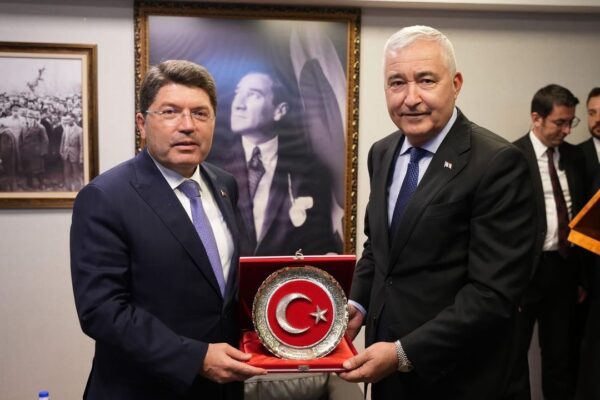 Bakan Tunç’tan CHP’li başkana sürpriz ziyare... Bakan Tunç’tan CHP’li başkana sürpriz ziyare...
