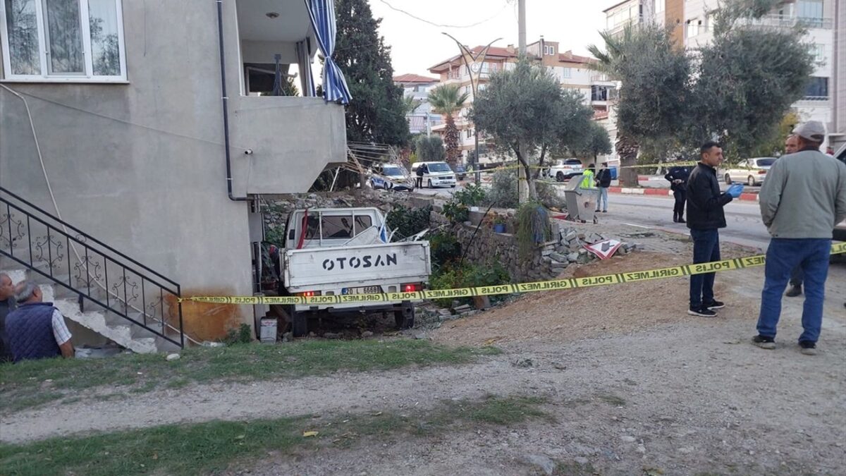 Kamyonet evin bahçesine uçtu; 1 ölü, 3 yaralı!