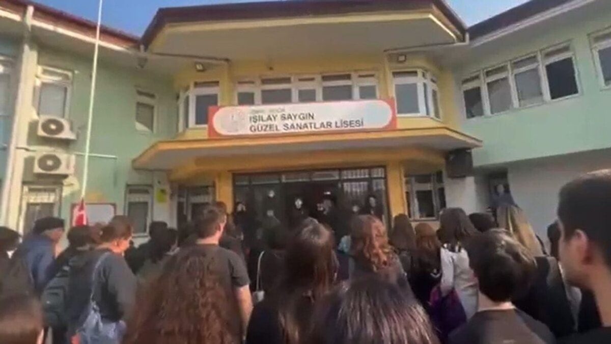 İzmir’de lisede ‘Andımız’ krizi!