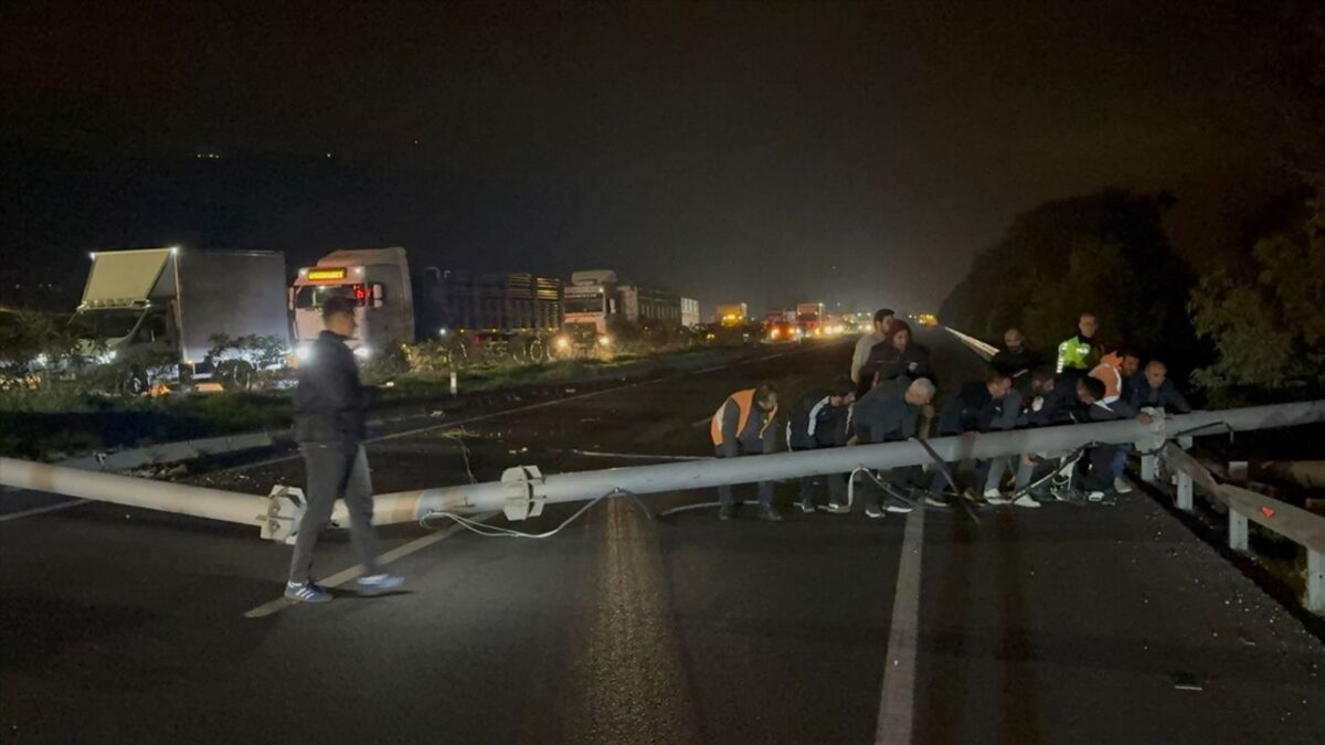 Açık TIR dorsesi hız tespit sistemi direğine indirdi! Açık TIR dorsesi hız tespit sistemi direğine indirdi!