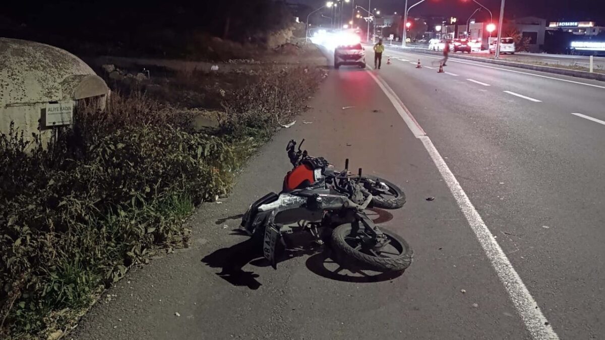Devrilen motosikletteki genç öldü! Devrilen motosikletteki genç öldü!