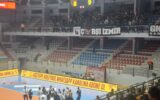 Voleybol maçında saha karıştı… Taraftar dışarı alındı!
