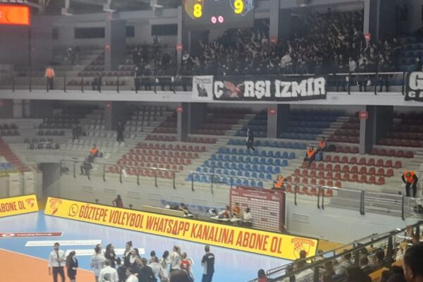 Voleybol maçında saha karıştı… Taraftar dışa... Voleybol maçında saha karıştı… Taraftar dışa...