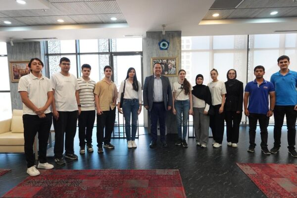 Manisa Büyükşehir Belediyesi’nden öğrenciler... Manisa Büyükşehir Belediyesi’nden öğrenciler...
