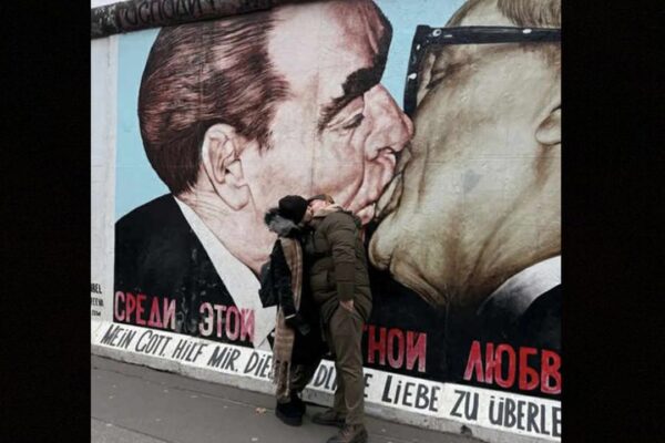 AK Partili meclis üyesinden Berlin’de dudak dudağa...