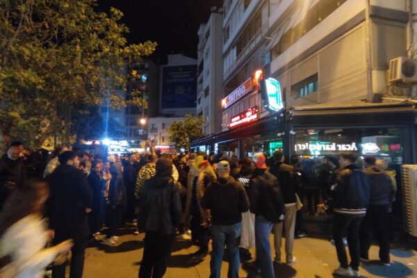 Derbi seyyarları üzdü… Düdükler, formalar el... Derbi seyyarları üzdü… Düdükler, formalar el...