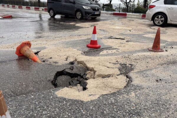 190 kilogram yağış düştü, yol çöktü! 190 kilogram yağış düştü, yol çöktü!