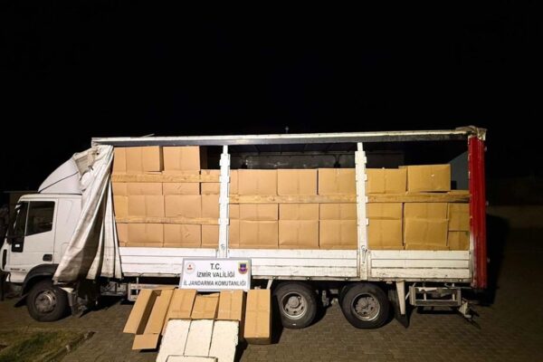 İzmir’de kaçak sigara operasyonu