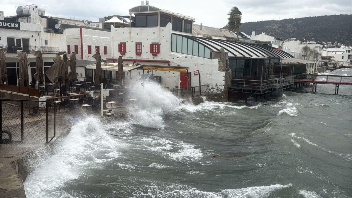 Bodrum’da fırtına: Feribot seferleri iptal edildi