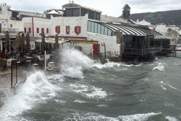 Bodrum’da fırtına: Feribot seferleri iptal e... Bodrum’da fırtına: Feribot seferleri iptal e...