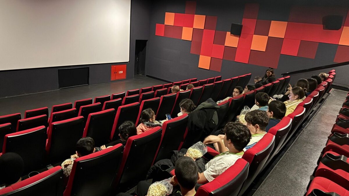 Seferihisarlı çocuklar sinema ile tanıştı! Seferihisarlı çocuklar sinema ile tanıştı!
