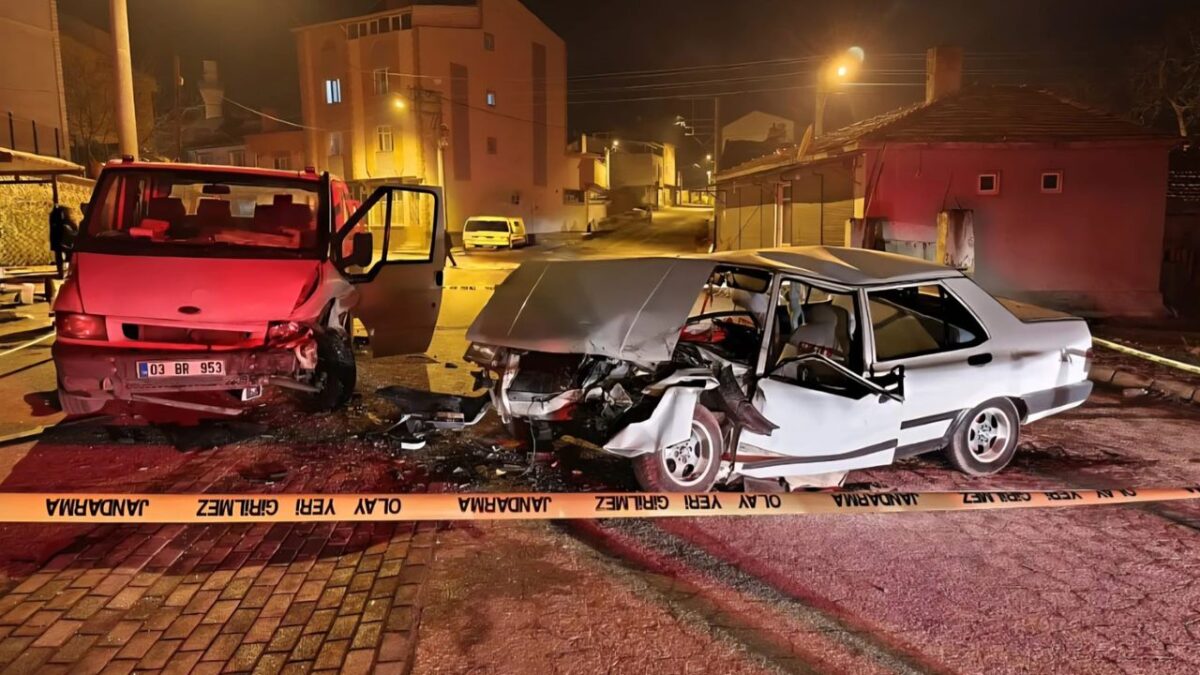 Otomobil hurdaya döndü: Feci kazada 3 yaralı! Otomobil hurdaya döndü: Feci kazada 3 yaralı!