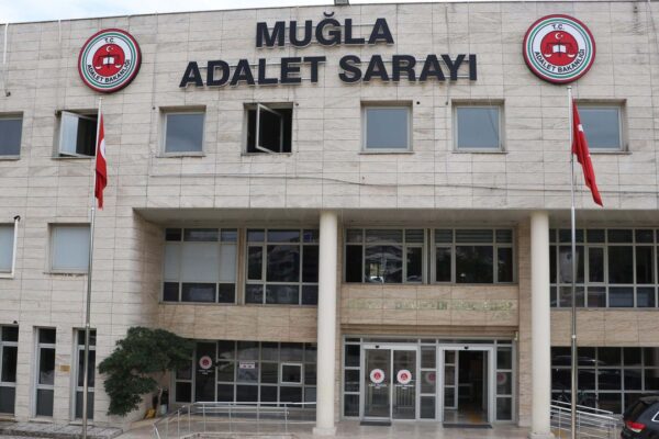Kendini polis olarak tanıttı, 2 milyon lira doland... Kendini polis olarak tanıttı, 2 milyon lira doland...