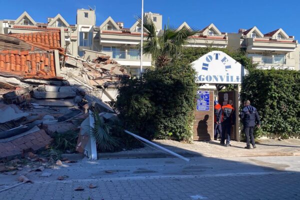 Marmaris’te 5 katlı apart otel çöktü! Marmaris’te 5 katlı apart otel çöktü!