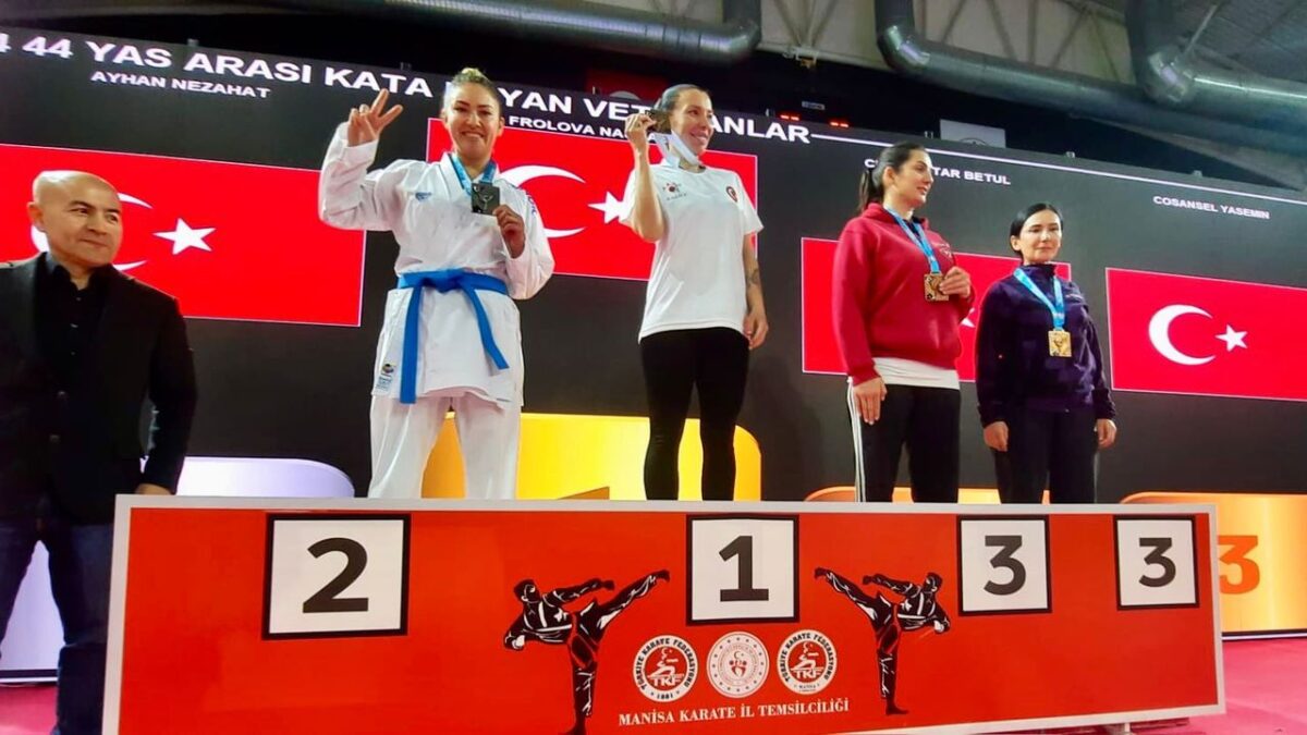 Aliağa’nın karate antrenöründen çifte başarı Aliağa’nın karate antrenöründen çifte başarı