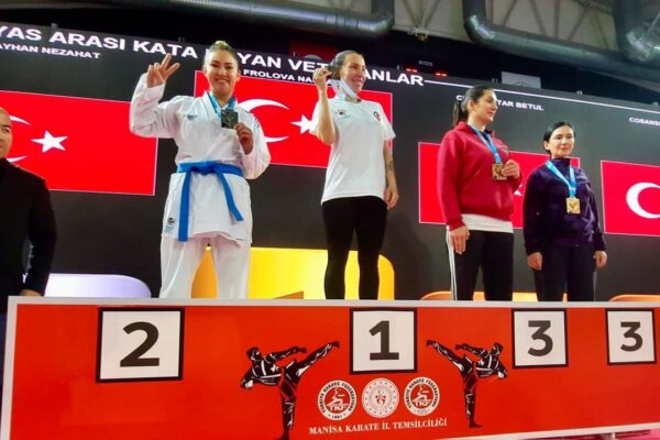 Aliağa’nın karate antrenöründen çifte başarı