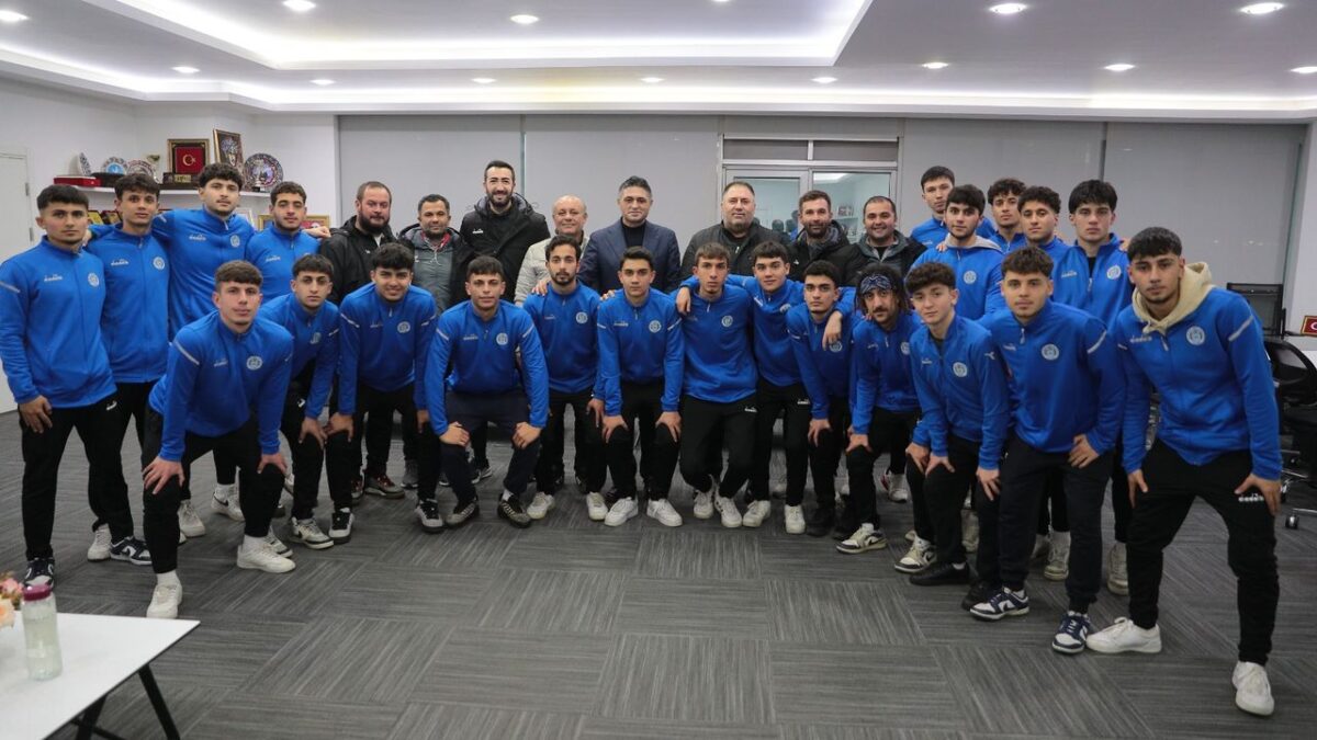 Aliağa Helvacı Spor U-18 takımı İzmir şampiyonu oldu Aliağa Helvacı Spor U-18 takımı İzmir şampiyonu oldu