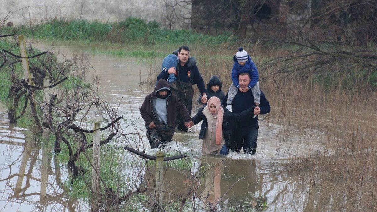 Gediz Nehri taştı… Mahsur kalan 5 kişiyi itfaiye kurtardı!