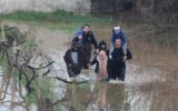 Gediz Nehri taştı… Mahsur kalan 5 kişiyi itfaiye kurtardı!