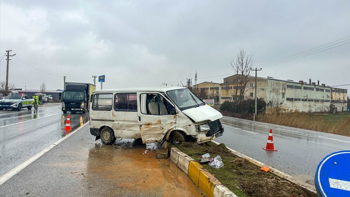 Direksiyon hakimiyetini kaybetti… Refüje çarptı!