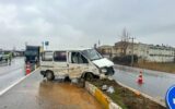 Direksiyon hakimiyetini kaybetti… Refüje çarptı! Direksiyon hakimiyetini kaybetti… Refüje çarptı!