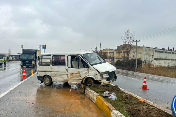 Direksiyon hakimiyetini kaybetti… Refüje çar...