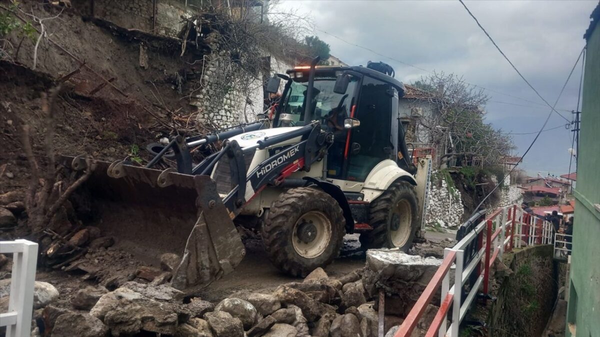 Aydın’da sağanak ve fırtına hayatı felç etti! Aydın’da sağanak ve fırtına hayatı felç etti!
