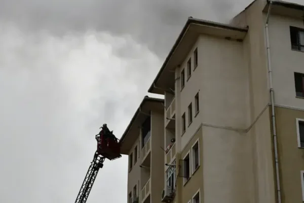 10 katlı binada yangın paniği: 21 kişi hastaneye k...