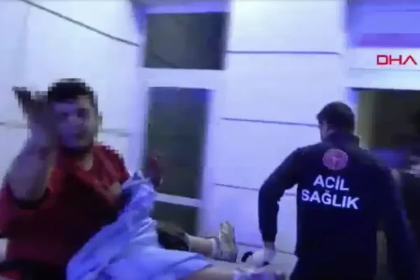 Bıçaklı saldırıya uğradı, sedyeden atlayıp basın m... Bıçaklı saldırıya uğradı, sedyeden atlayıp basın m...