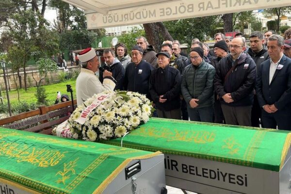 Evlerinde öldürülmüş halde bulunan çift, toprağa v...