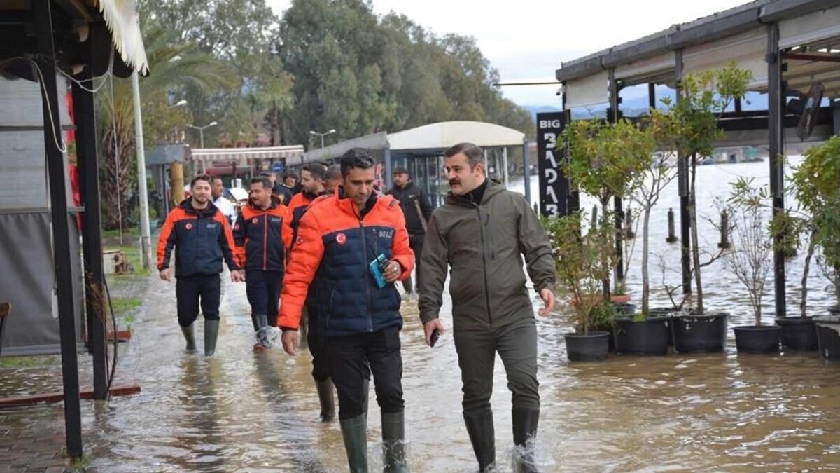 Köyceğiz Gölü taştı… Kordonu su bastı!