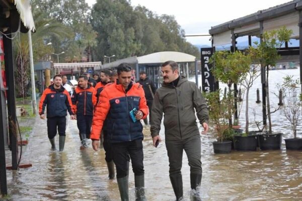 Köyceğiz Gölü taştı… Kordonu su bastı!