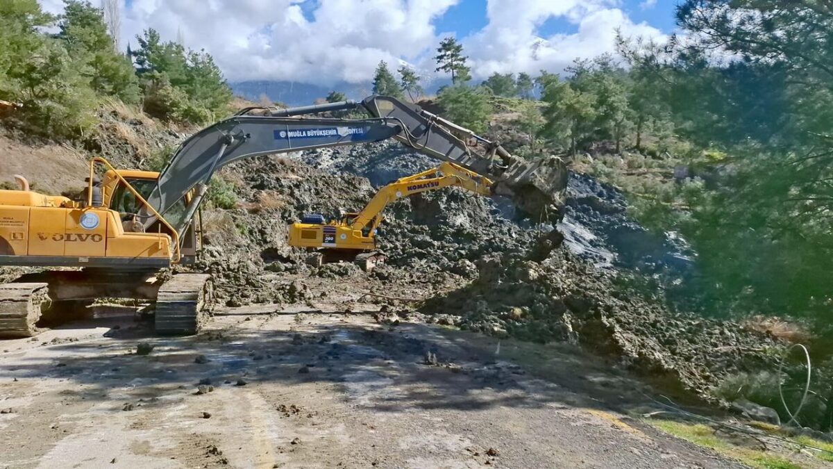 Muğla’da toprak kayması… Yol ulaşıma kapatıldı Muğla’da toprak kayması… Yol ulaşıma kapatıldı