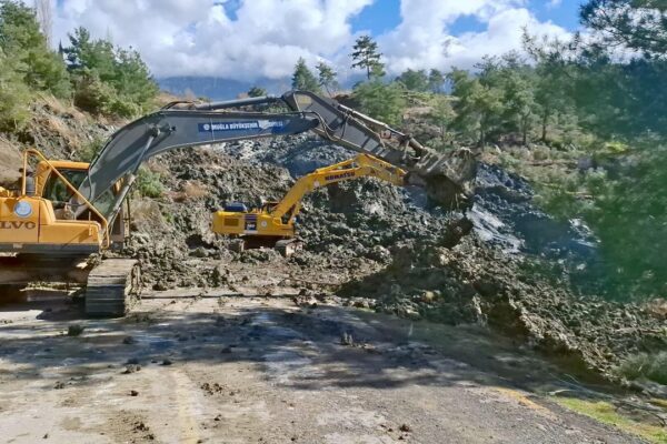 Muğla’da toprak kayması… Yol ulaşıma k... Muğla’da toprak kayması… Yol ulaşıma k...