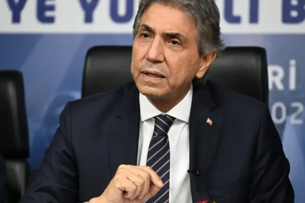 AK Partili Demir, İzmir Büyükşehir’e yüklend... AK Partili Demir, İzmir Büyükşehir’e yüklend...