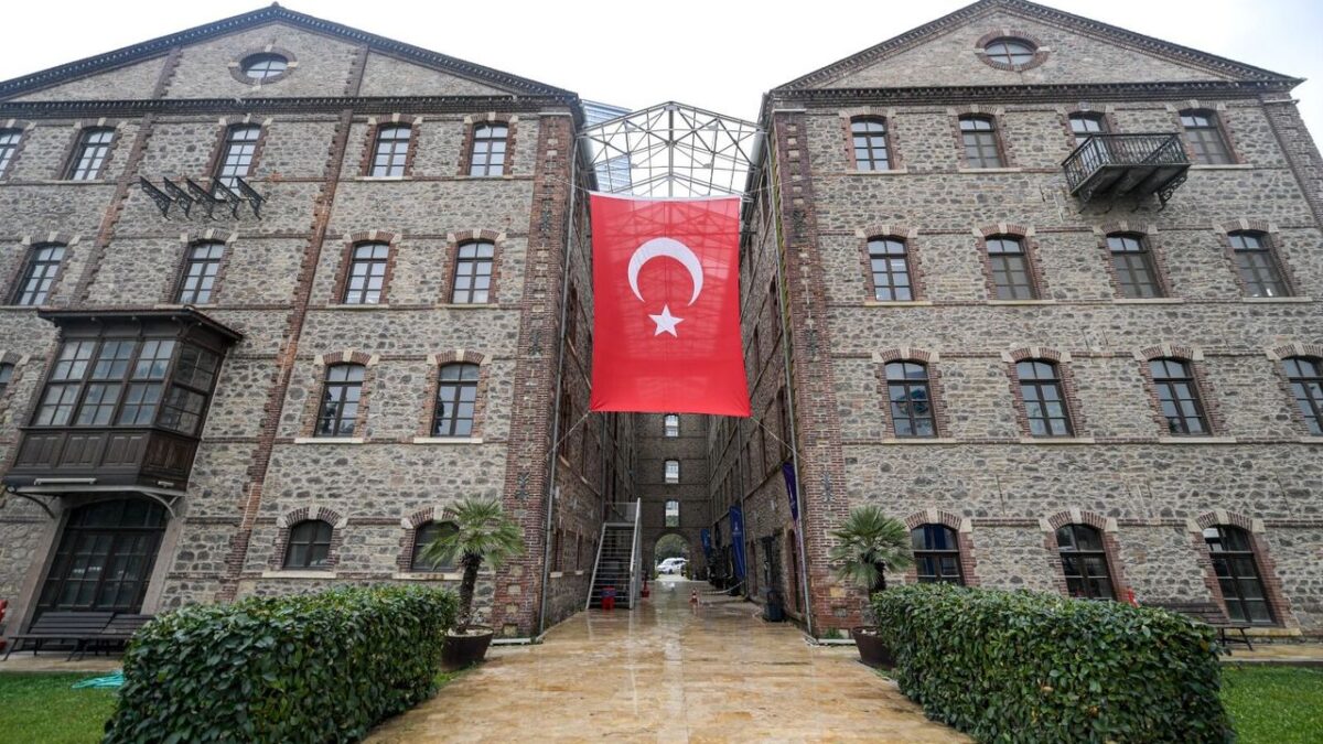 Mahkeme kararına Türk bayraklı tepki!