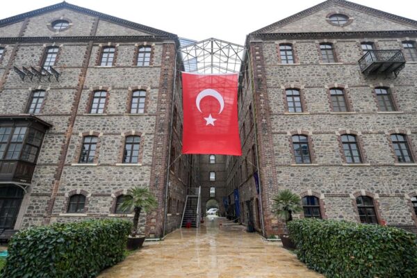 Mahkeme kararına Türk bayraklı tepki! Mahkeme kararına Türk bayraklı tepki!