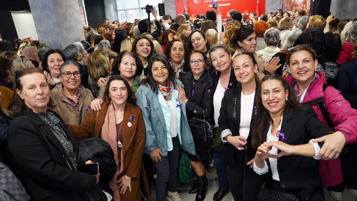 CHP’li kadınlardan rozet şov!