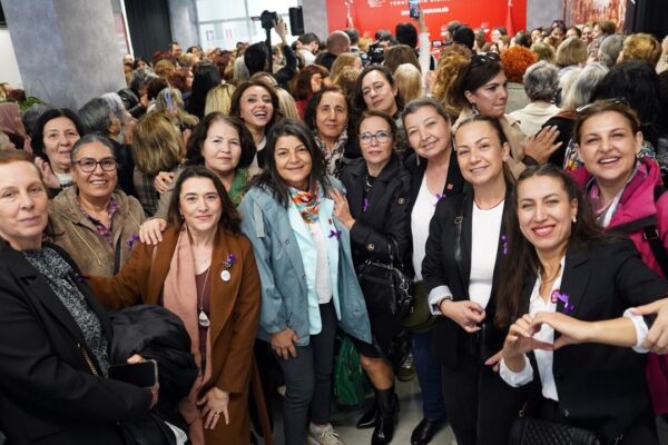 CHP’li kadınlardan rozet şov!