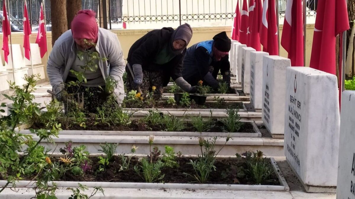 Manisa Büyükşehir Belediyesi şehitlikleri 18 Mart’a hazırladı Manisa Büyükşehir Belediyesi şehitlikleri 18 Mart’a hazırladı