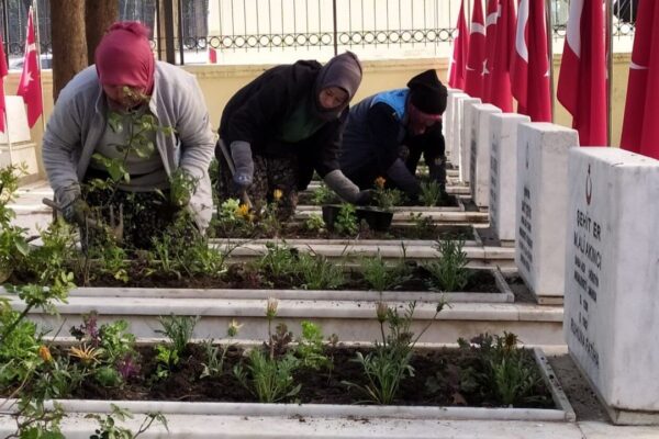 Manisa Büyükşehir Belediyesi şehitlikleri 18 Mart’... Manisa Büyükşehir Belediyesi şehitlikleri 18 Mart’...
