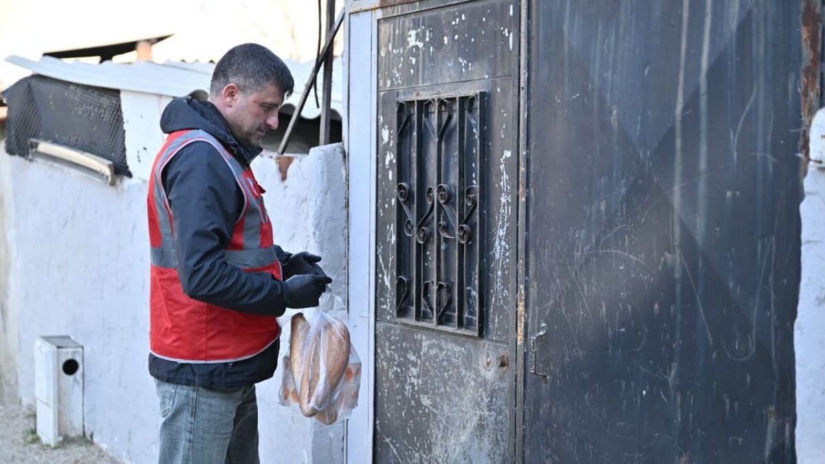 Manisa Büyükşehir’den dayanışma sofraları: 10 bin kişiye sıcak yemek