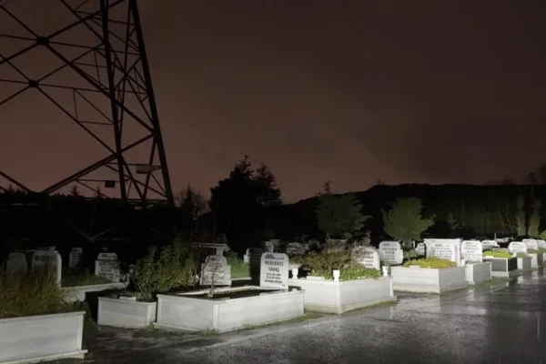 Mezarlık ziyaretinde silahlı çatışma: 1 kişi hayat... Mezarlık ziyaretinde silahlı çatışma: 1 kişi hayat...