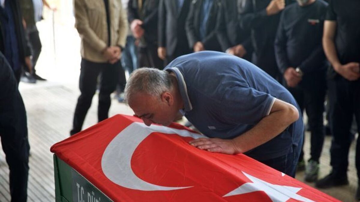 Minik tabutlar yan yana: Türkiye yasa boğuldu! Minik tabutlar yan yana: Türkiye yasa boğuldu!