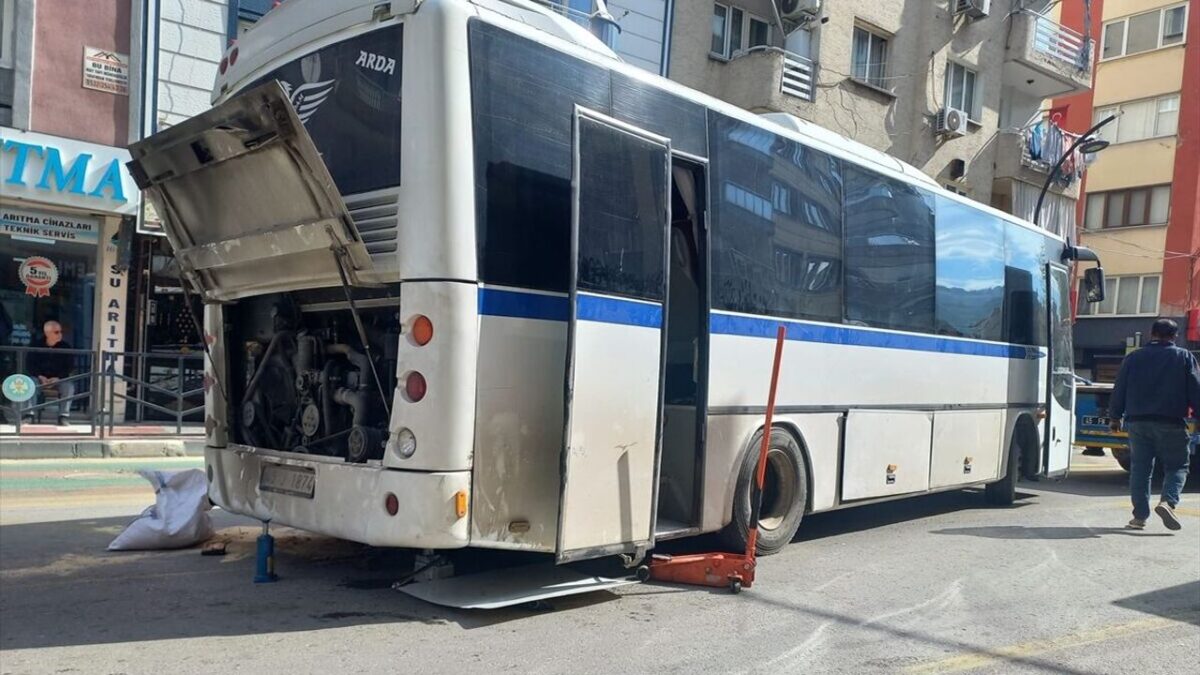 Tamir etmeye çalıştığı otobüsün altında kaldı: Usta ağır yaralı! Tamir etmeye çalıştığı otobüsün altında kaldı: Usta ağır yaralı!