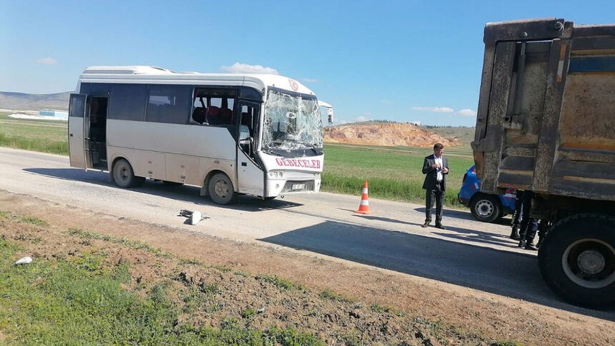 Minibüs kamyona çarptı: 3 kişi yaralandı Minibüs kamyona çarptı: 3 kişi yaralandı