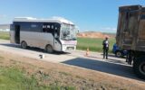 Minibüs kamyona çarptı: 3 kişi yaralandı Minibüs kamyona çarptı: 3 kişi yaralandı