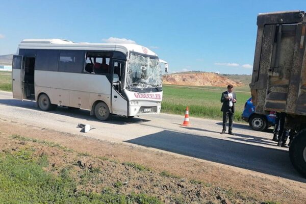 Minibüs kamyona çarptı: 3 kişi yaralandı