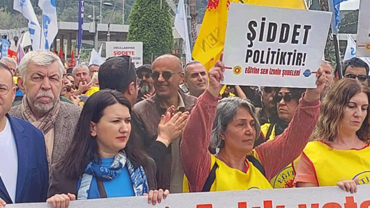 CHP’li Gökçen Bakan Tekin’i hedef aldı: Sırıtarak poz veriyor! CHP’li Gökçen Bakan Tekin’i hedef aldı: Sırıtarak poz veriyor!
